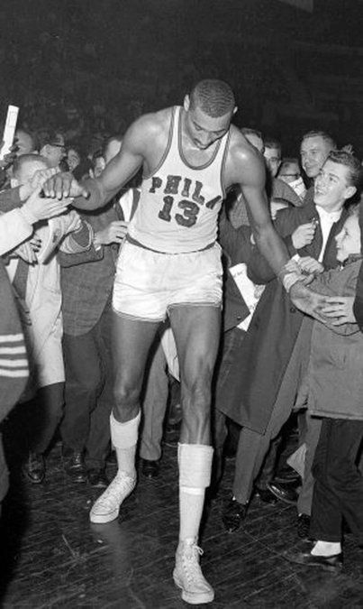 Cuando marcó su punto número 100 ante los New York Knicks, la euforia de los hinchas fue tal que, el partido, estuvo interrumpido casi diez minutos hasta que el campo de juego quedó libre y pudieron disputarse los 46” que restaban para que terminara el cotejo.