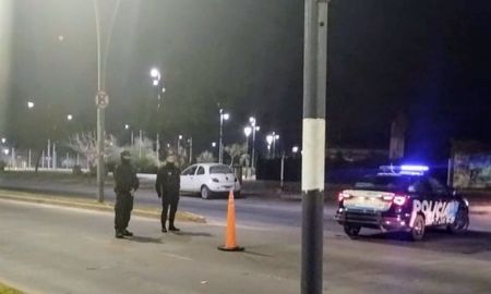 Dos jóvenes murieron tras derrapar con la moto en Puerto Norte. Dos jóvenes murieron tras derrapar con la moto en Puerto Norte.
