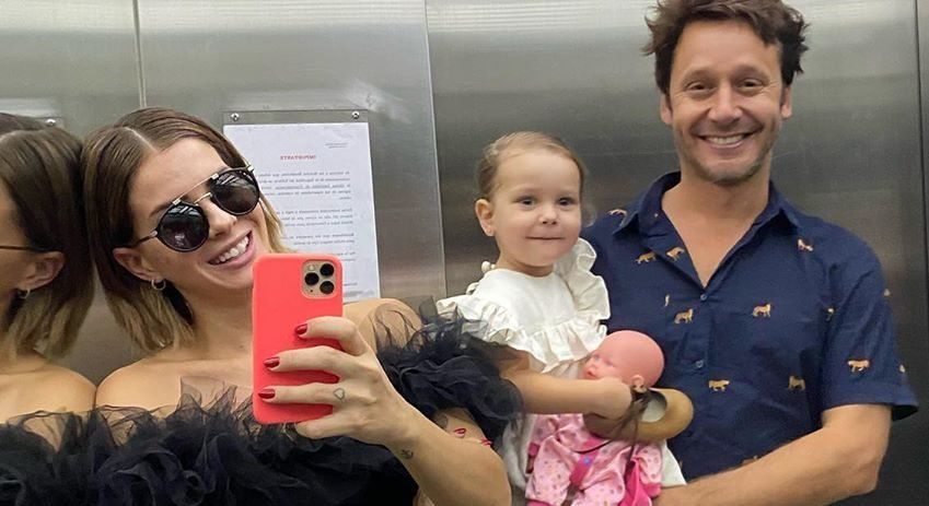 La radiante pareja junto a Magnolia.