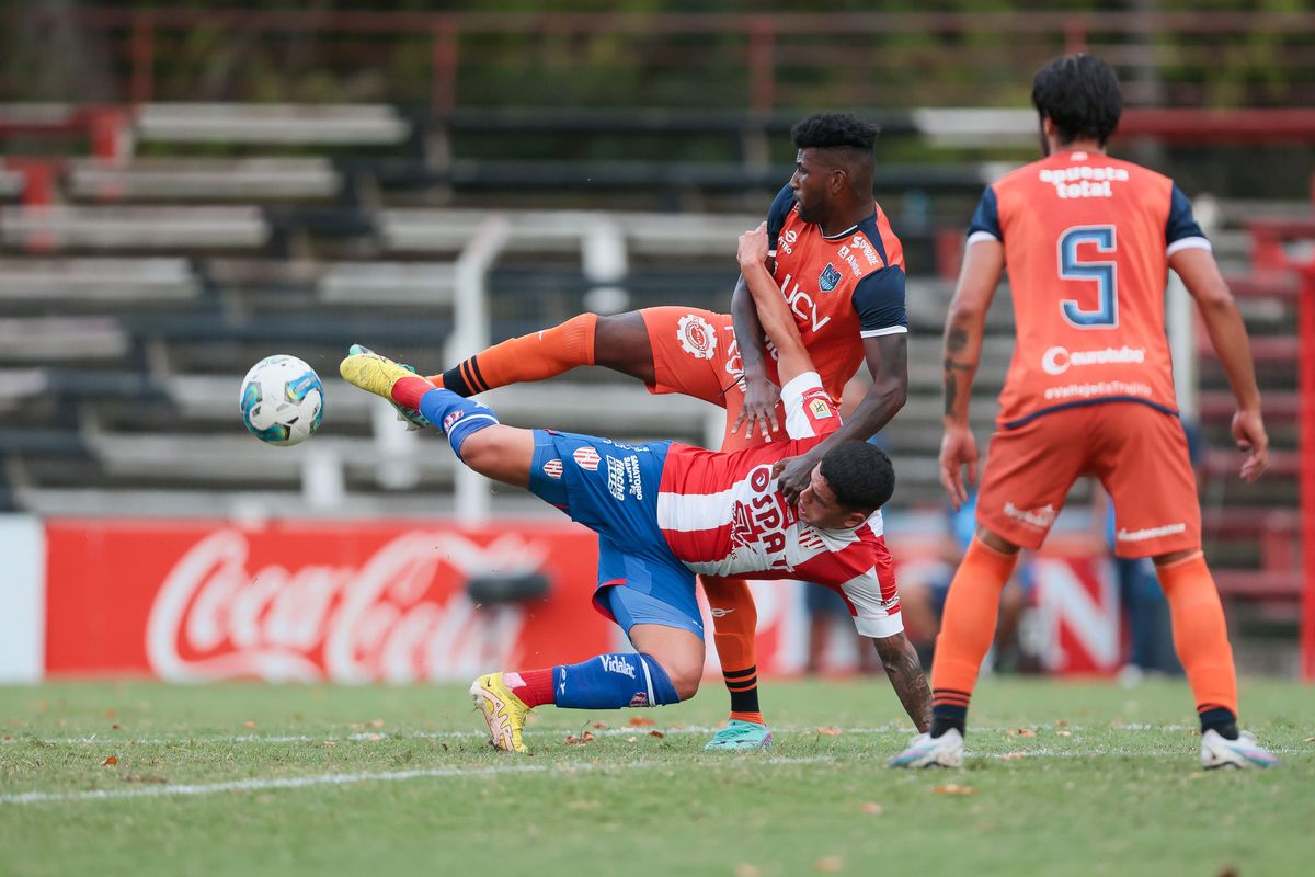 El toro Morales disputando una pelota en el piso ante Cesar Vallejo El toro Morales disputando una pelota en el piso ante Cesar Vallejo