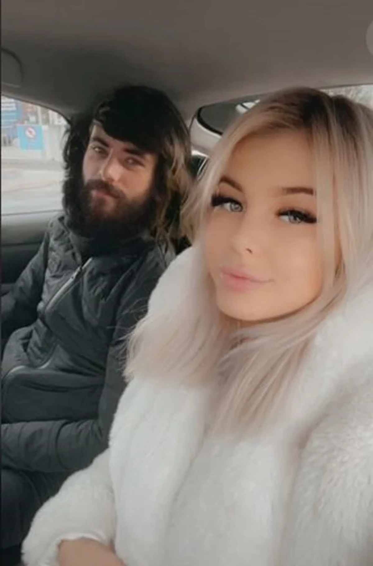 Ella le regaló un teléfono celular y mantuvieron contacto.