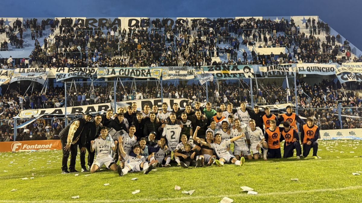 El festejo de los jugadores de Atlético de Rafaela tras quedarse con el clásico.