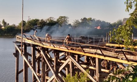 El fuego comenzó en un extremo del muelle de madera abandonado. El fuego comenzó en un extremo del muelle de madera abandonado.
