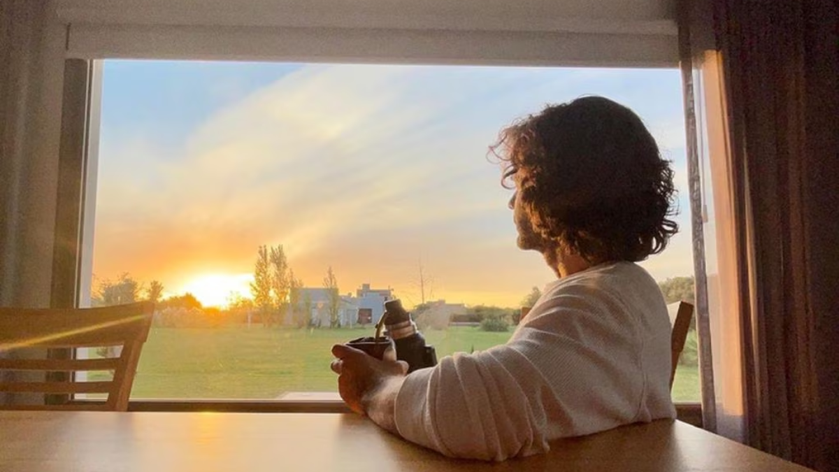 La casa de Mariano Martínez cuenta con grandes ventanales en las habitaciones de su casa, lo que da luz natural todo el día.