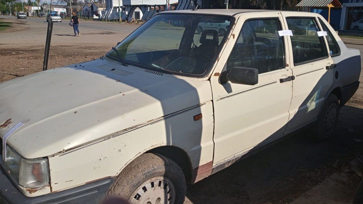 Al auto le estaban sacando un neumático y le faltaban varios elementos