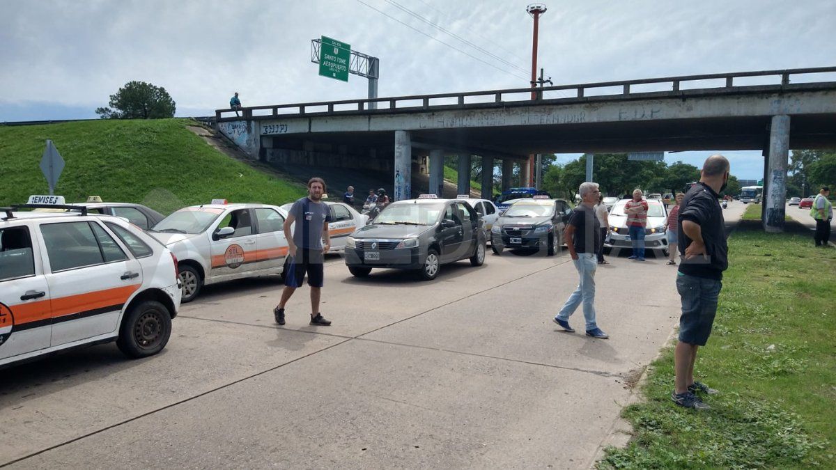 Este lunes por la mañana choferes de taxis y remises se manifestaron en el acceso al Puente Carretero en reclamo de seguridad.