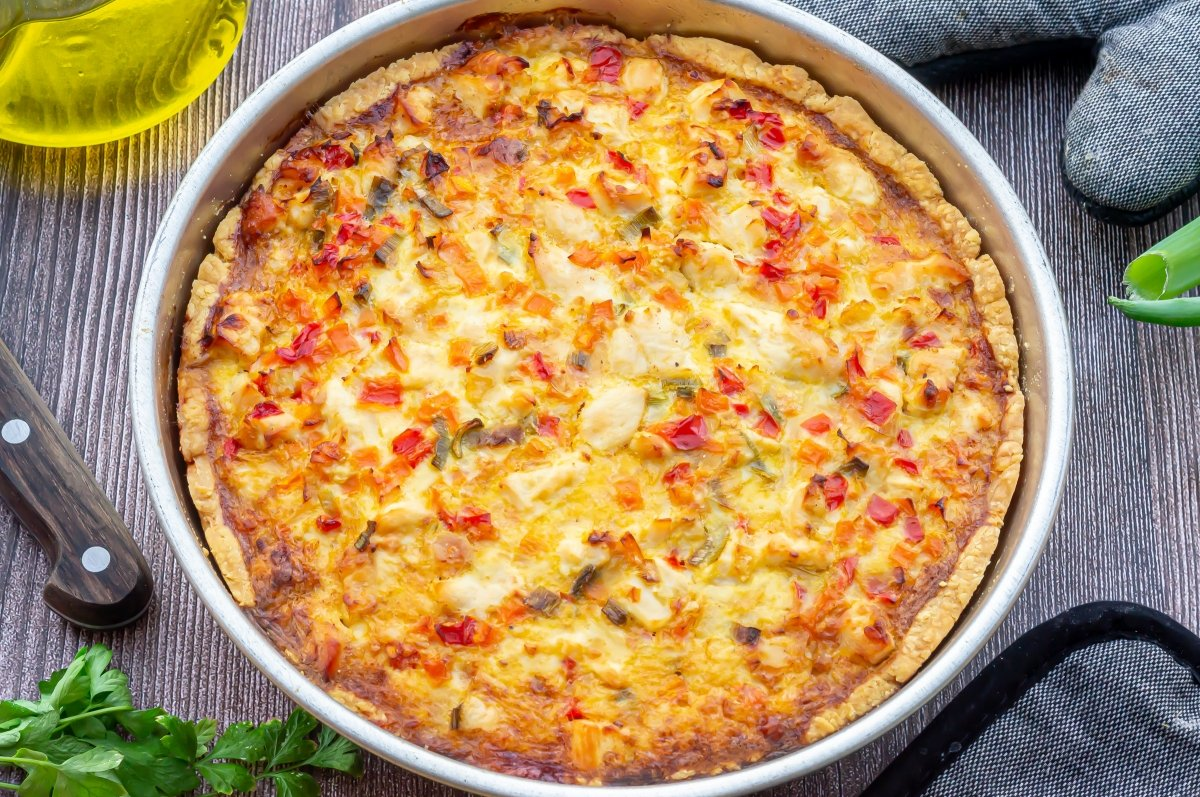 La tarta de verdura y pollo al horno es ideal para disfrutar en familia o con amigos. La tarta de verdura y pollo al horno es ideal para disfrutar en familia o con amigos. 