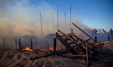 Los turistas miraban atónitos cómo se levantaba una gigantesca columna de humo Los turistas miraban atónitos cómo se levantaba una gigantesca columna de humo