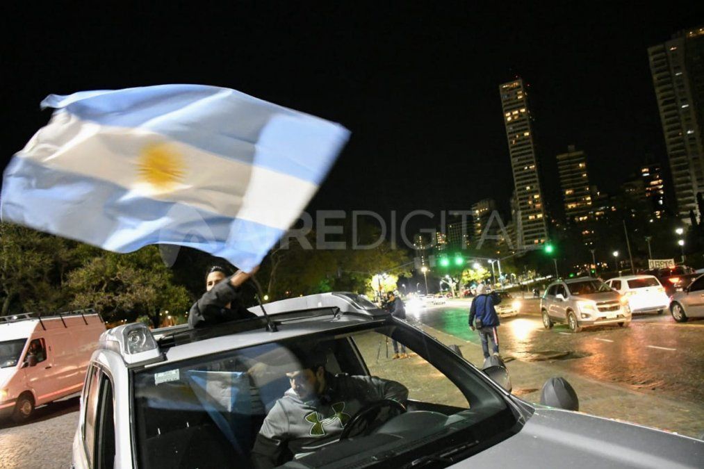 Comerciantes y ciudadanos marcharon en contra de la cuarentena estricta en Rosario. Pidieron volver a trabajar. 