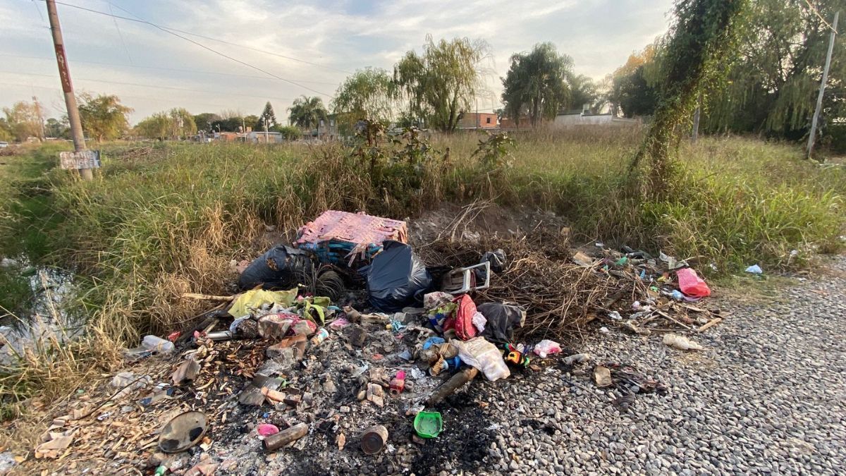 Microbasural y pastizales altos, una problemática añeja de barrio Nueva Esperanza.