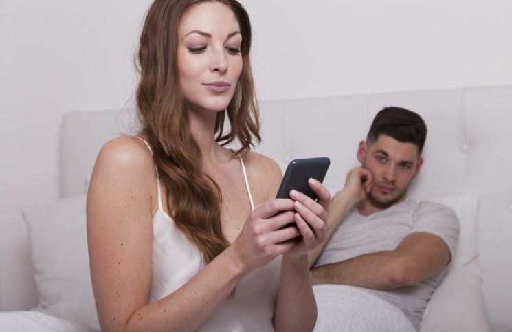 pareja espia.jpg