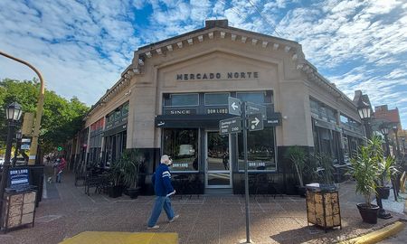 El Mercado Norte está ubicado en la esquina de Santiago del Estero y Urquiza, una zona estratégica de la ciudad de Santa Fe. El Mercado Norte está ubicado en la esquina de Santiago del Estero y Urquiza, una zona estratégica de la ciudad de Santa Fe.