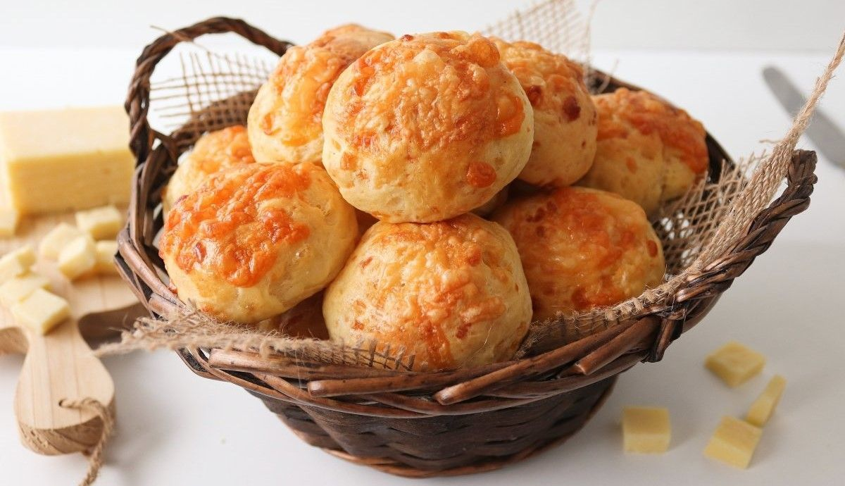 Los pancitos de queso son una opción perfecta para disfrutar en la merienda o como aperitivo. Los pancitos de queso son una opción perfecta para disfrutar en la merienda o como aperitivo.