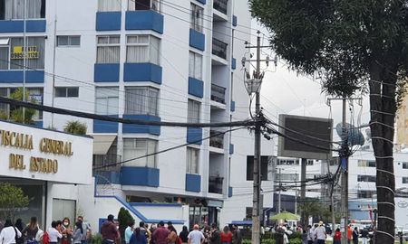 Las personas evacuaron edificios tras el temblor en la capital ecuatoriana. Las personas evacuaron edificios tras el temblor en la capital ecuatoriana.