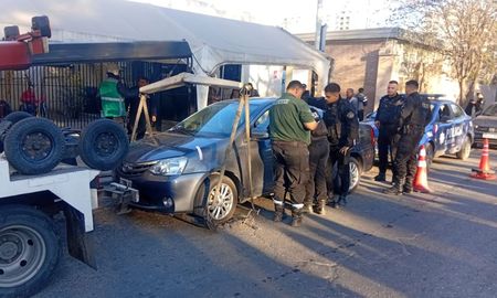 Hombre de 81 años se negó a bajar de su auto retenido frente al Hospital Cullen de Santa Fe. Hombre de 81 años se negó a bajar de su auto retenido frente al Hospital Cullen de Santa Fe.