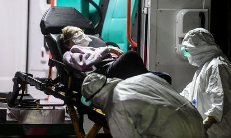 Operativo de traslado de los ancianos por parte del SAME Operativo de traslado de los ancianos por parte del SAME