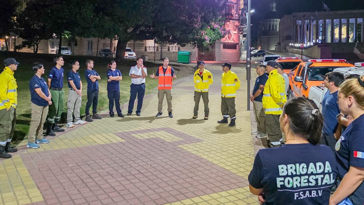 Un equipo de 30 brigadistas santafesinos partió en la madrugada del sábado hacia el sur del país para colaborar en el control de los incendios forestales.