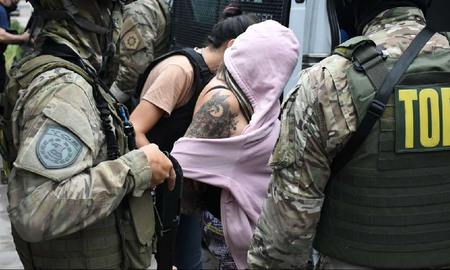 La viuda del exlíder de la narcobanda Los Monos Claudio Pájaro Cantero, le advirtió al fiscal Matías Edery que esto no va a quedar así. La viuda del exlíder de la narcobanda Los Monos Claudio Pájaro Cantero, le advirtió al fiscal Matías Edery que esto no va a quedar así.
