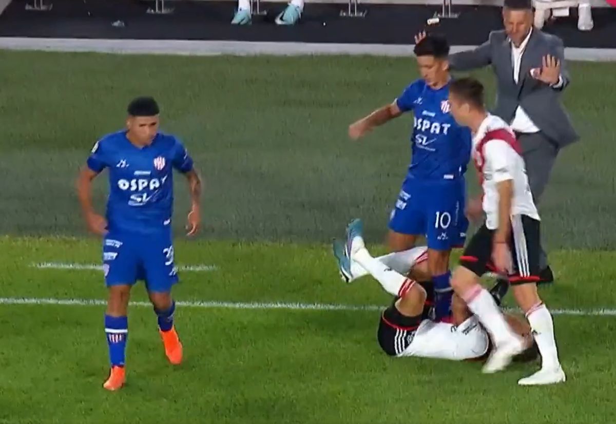 Imanol Machuca se fue expulsado ante River luego de darle un cabezazo a Enzo Díaz.