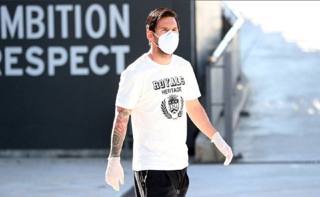 Messi ingresando&nbsp;a la Ciudad Deportiva de Barcelona.