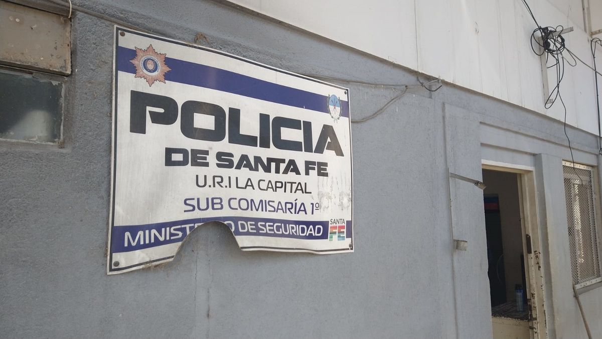 En la Subcomisaría 1° de Santa Fe los investigadores requisaron un armario en donde dejaba sus elementos el policía investigado. 