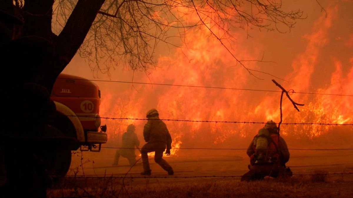 El desgarrador video de los bomberos trabajando en medio de los incendios de Córdoba