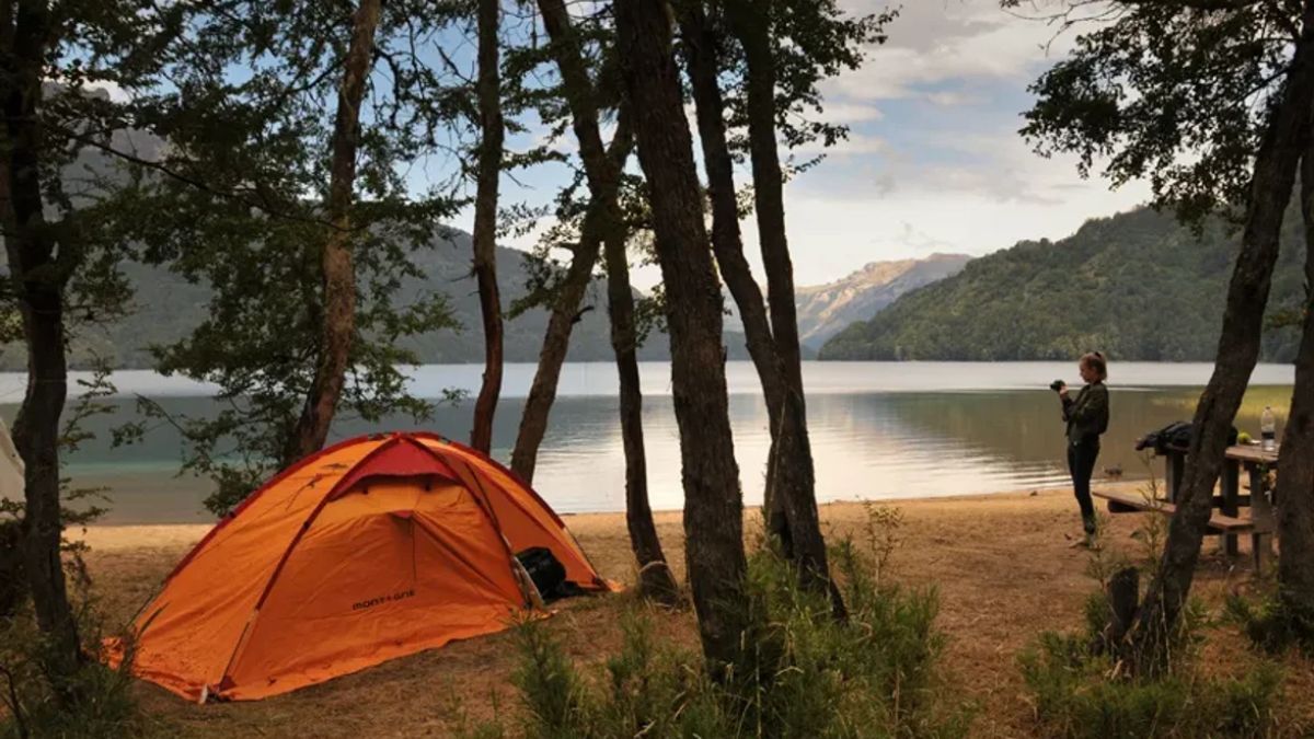 Cómo acampar gratis frente a montañas y lagos cristalinos en la Patagonia.