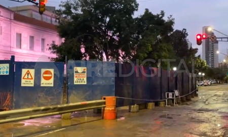 El socavón de Bulevar y 9 de Julio trajo inconvenientes para los comerciantes de la zona. El socavón de Bulevar y 9 de Julio trajo inconvenientes para los comerciantes de la zona.