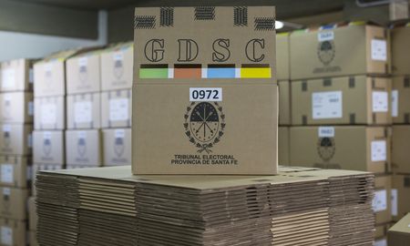 El Tribunal Electoral de la Provincia de Santa Fe comenzó la preparación de los kits sanitarios que serán distribuidos en todos los locales de votación en las Elecciones Paso del 12 de septiembre. El Tribunal Electoral de la Provincia de Santa Fe comenzó la preparación de los kits sanitarios que serán distribuidos en todos los locales de votación en las Elecciones Paso del 12 de septiembre.