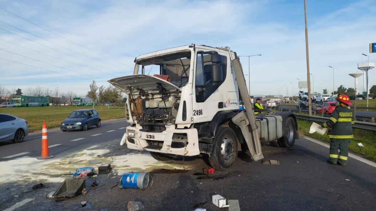 Otro grave choque en la Panamericana: un camión volcó y el chofer murió arrollado por su propio vehículo Otro grave choque en la Panamericana: un camión volcó y el chofer murió arrollado por su propio vehículo