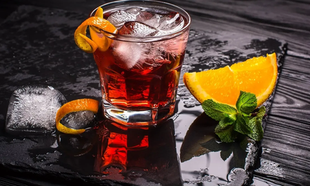 Cómo hacer un cóctel Negroni, la receta del clásico italiano ideal como aperitivo