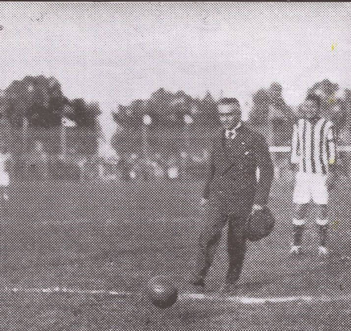 28 de abril de 1929. El gobernador de la provincia Pedro Gómez Cello da el puntapié inicial en la inauguración del Estadio.