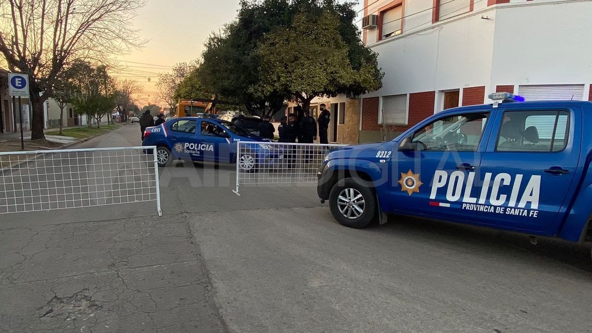 En la esquina están las vallas que restringen el tránsito debido a la celebración que se realizará sobre la Avenida Aristóbulo del Valle por el día de la Independencia.