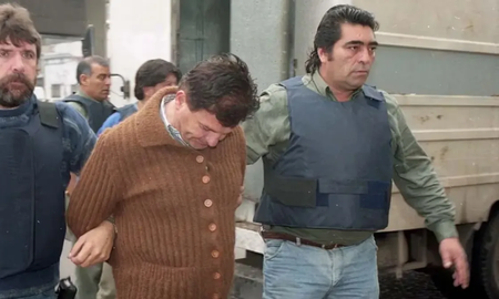 El 21 de agosto de 2002, la Sala III de la Cámara de Mercedes lo condenó a reclusión perpetua por los cinco asesinatos. El 21 de agosto de 2002, la Sala III de la Cámara de Mercedes lo condenó a reclusión perpetua por los cinco asesinatos.