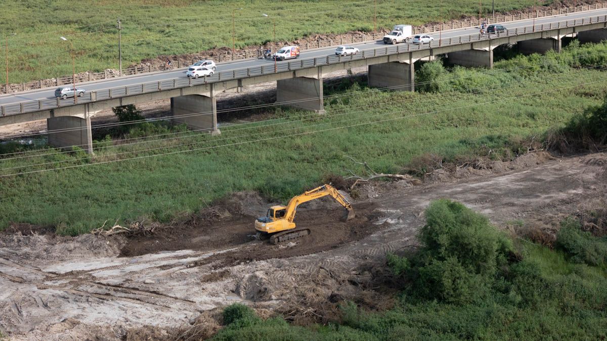Se construyó un terraplén de avance para permitir el ingreso de maquinaria pesada. Se construyó un terraplén de avance para permitir el ingreso de maquinaria pesada.