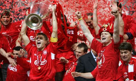 Steven Gerrard levanta la Orejona tras el llamado Milagro de Estambul. Steven Gerrard levanta la Orejona tras el llamado Milagro de Estambul.