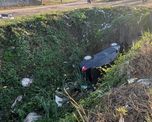 Un auto apareció dentro de un zanjón de casi cinco metros de profundidad, a metros del Puente Negro de Villa Oculta, en el oeste de Santa Fe. Un auto apareció dentro de un zanjón de casi cinco metros de profundidad, a metros del Puente Negro de Villa Oculta, en el oeste de Santa Fe.