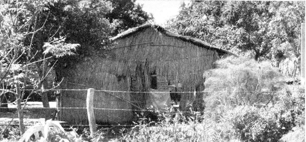 En este muy humilde rancho con piso de tierra –uno de los exactamente 12 que componían el barrio La Flecha, situado en la periferia de San Javier, a casi 20 cuadras al sur de la plaza principal–, nació Carlos Monzón. Allí vivió hasta 1951, cuando la familia se mudó a la ciudad de Santa Fe.
