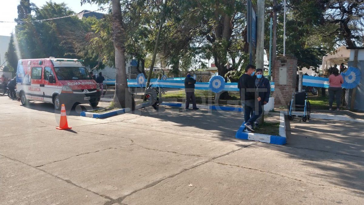 Al vacunatorio se ingresa por calle Libertad y la gente es recibida rápidamente por el personal que trabaja para llevar a cabo la vacunación.