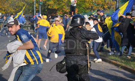 Grave enfrentamiento entre la policía y los hinchas de Rosario Central en la llegada del micro que trasladaba a los jugadores, previo al partido de este martes. Grave enfrentamiento entre la policía y los hinchas de Rosario Central en la llegada del micro que trasladaba a los jugadores, previo al partido de este martes.