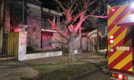 Bomberos Zapadores trabajaron en el lugar y controlaron el fuego. Bomberos Zapadores trabajaron en el lugar y controlaron el fuego.