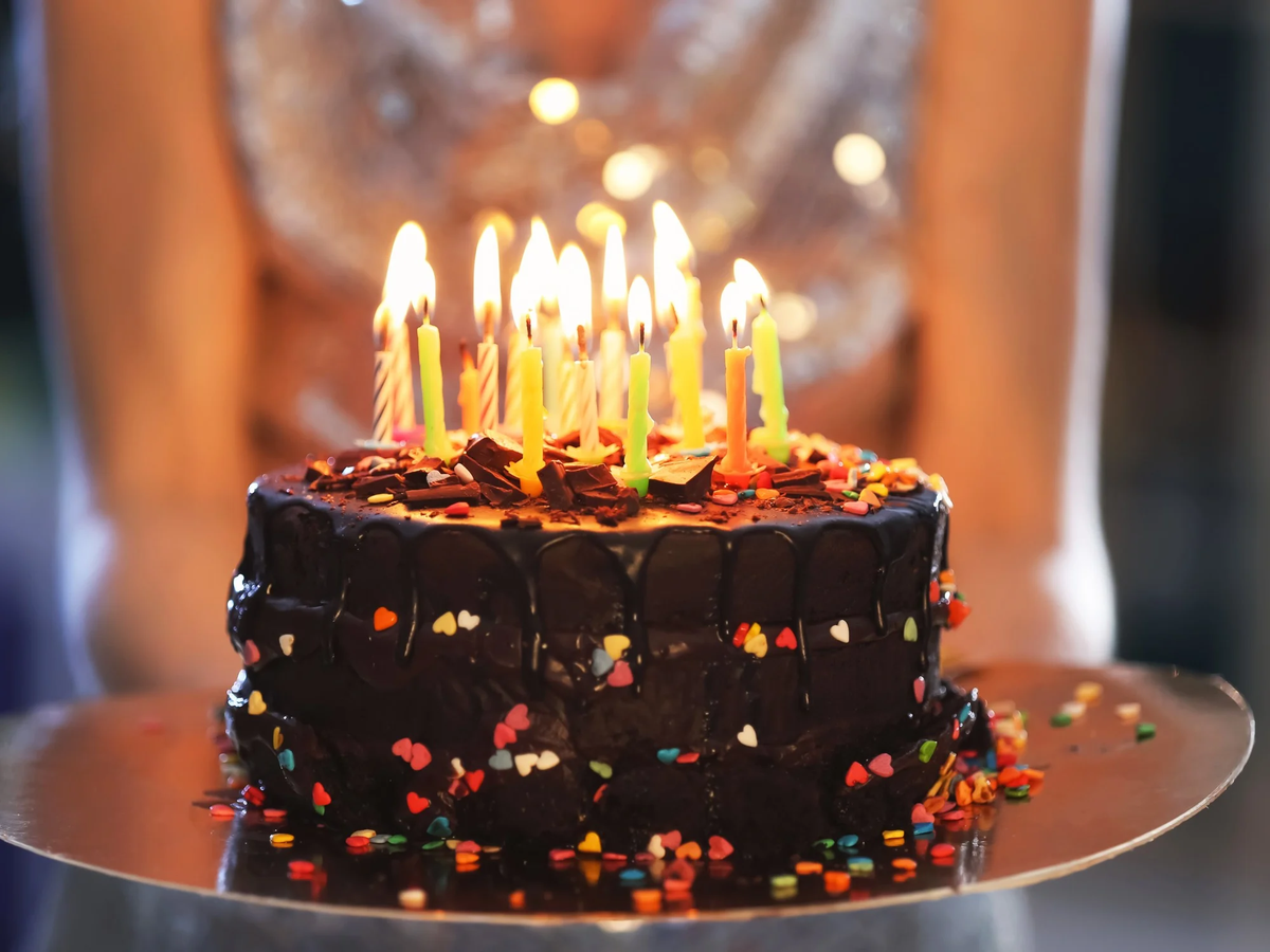 Festejó su cumpleaños en un bar, un detalle en el ticket la enfureció y se hizo viral.