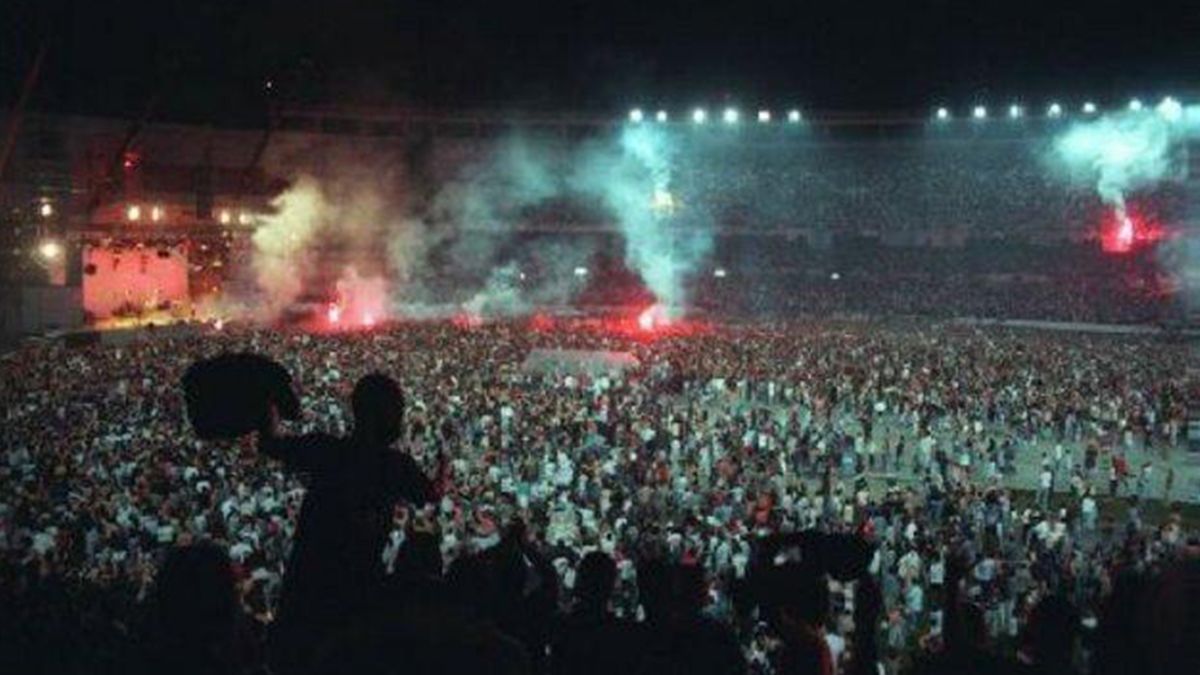 El cierre quedó a cargo de canciones que, verdaderamente, hicieron temblar el estadio: Ya Nadie Va a Escuchar Tu Remera y, el pogo más grande del mundo mediante, Ji Ji Ji.