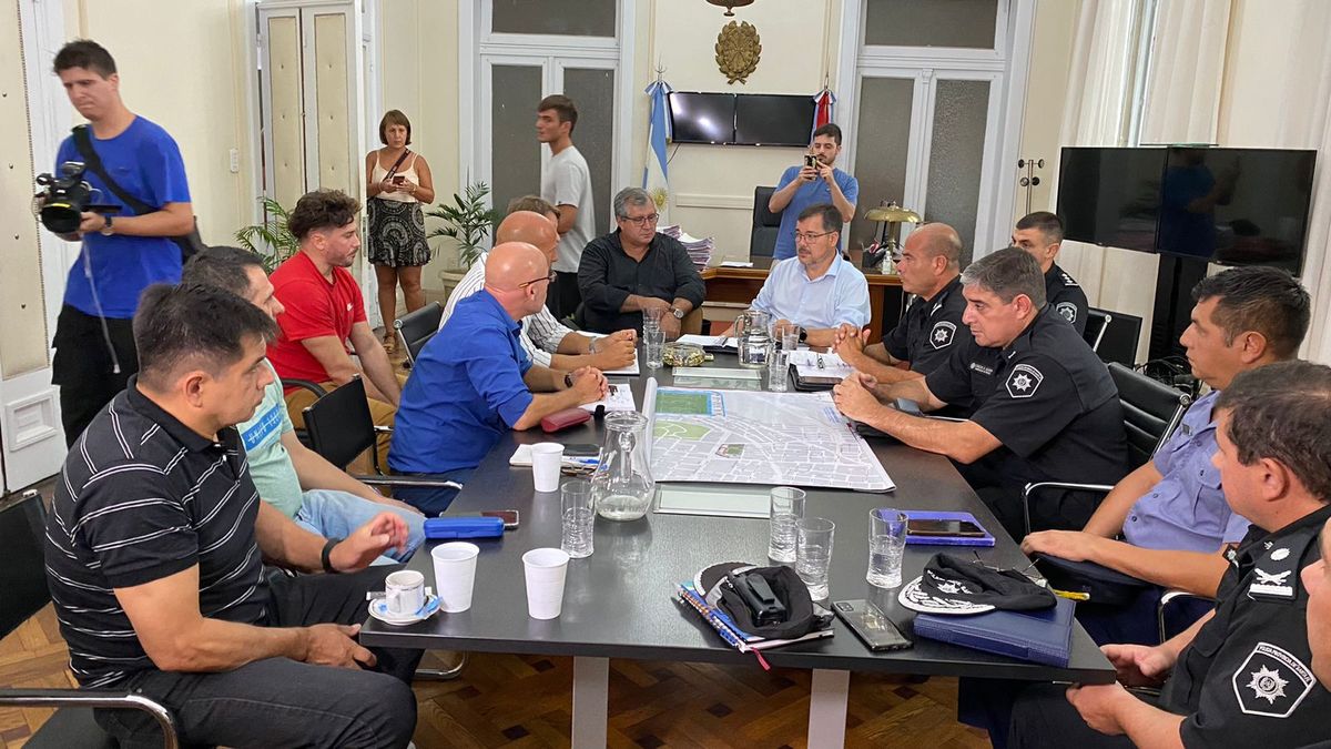 Los encargados de seguridad municipal y provincial se reunieron este martes para organizar el operativo de seguridad para el clásico santafesino.