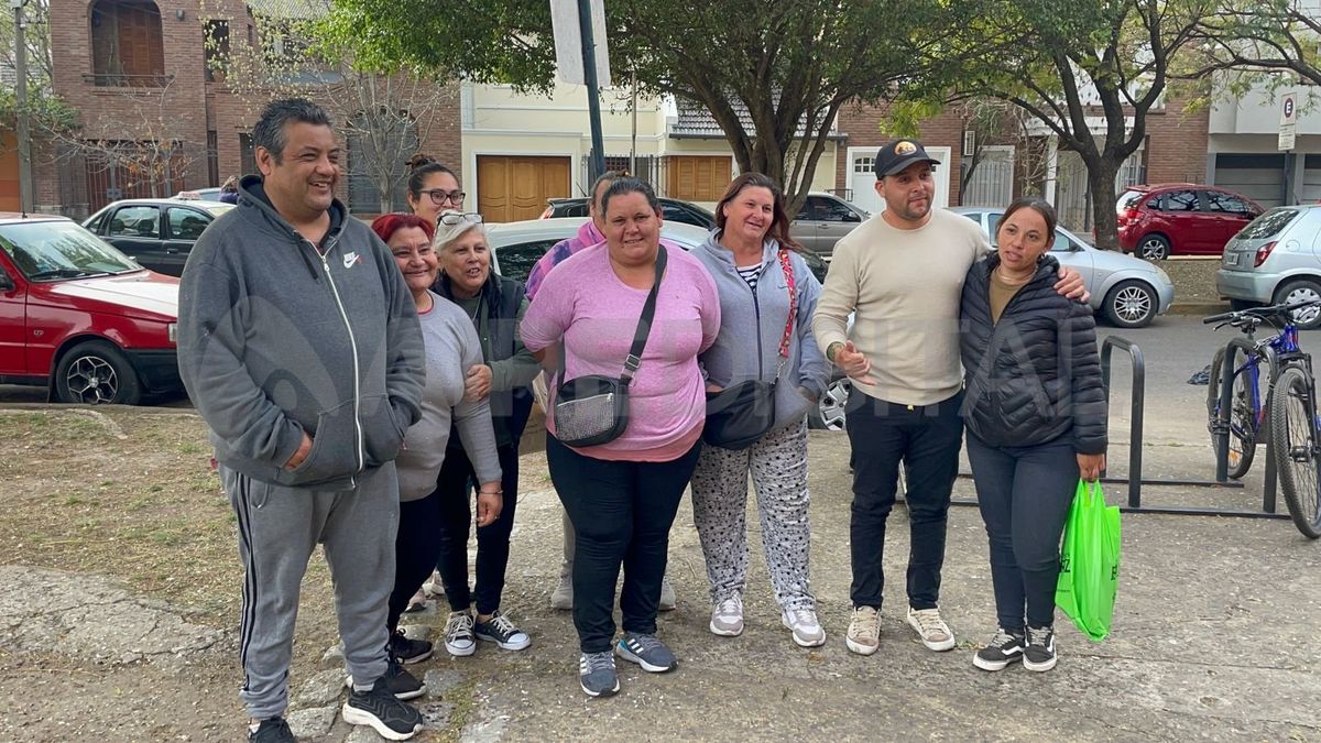 Parrilleros se reunieron con miembros de la Municipalidad para proponer ser reubicados, tras las bajas ventas que tuvieron por el cambio de ubicación. Parrilleros se reunieron con miembros de la Municipalidad para proponer ser reubicados, tras las bajas ventas que tuvieron por el cambio de ubicación.