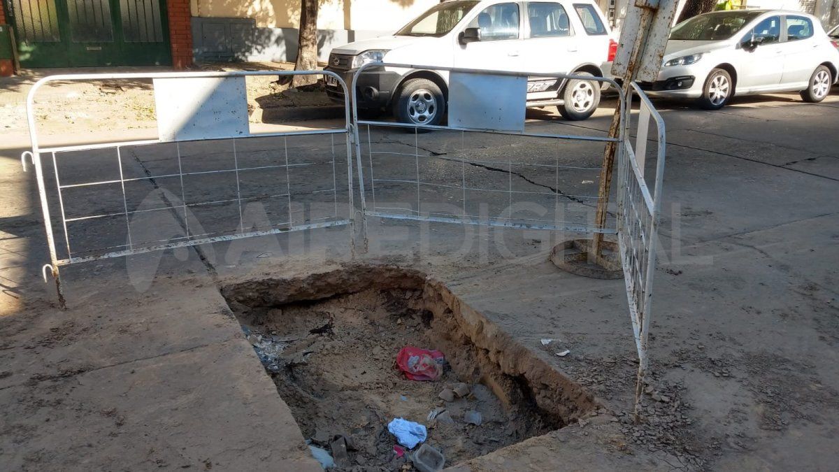 El pozo está señalizado de un solo lado, por lo que el auto cayó tras una mala maniobra. 