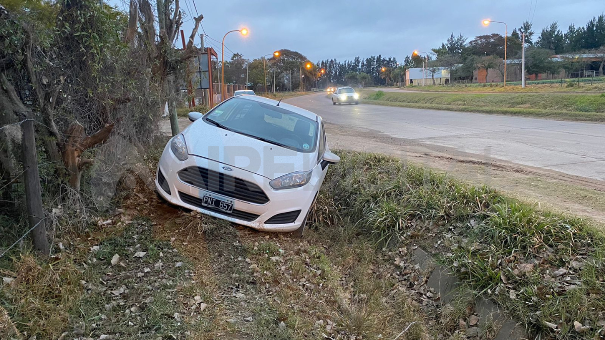 El conductor perdió el control y terminó en la zanja de Aristóbulo del Valle.