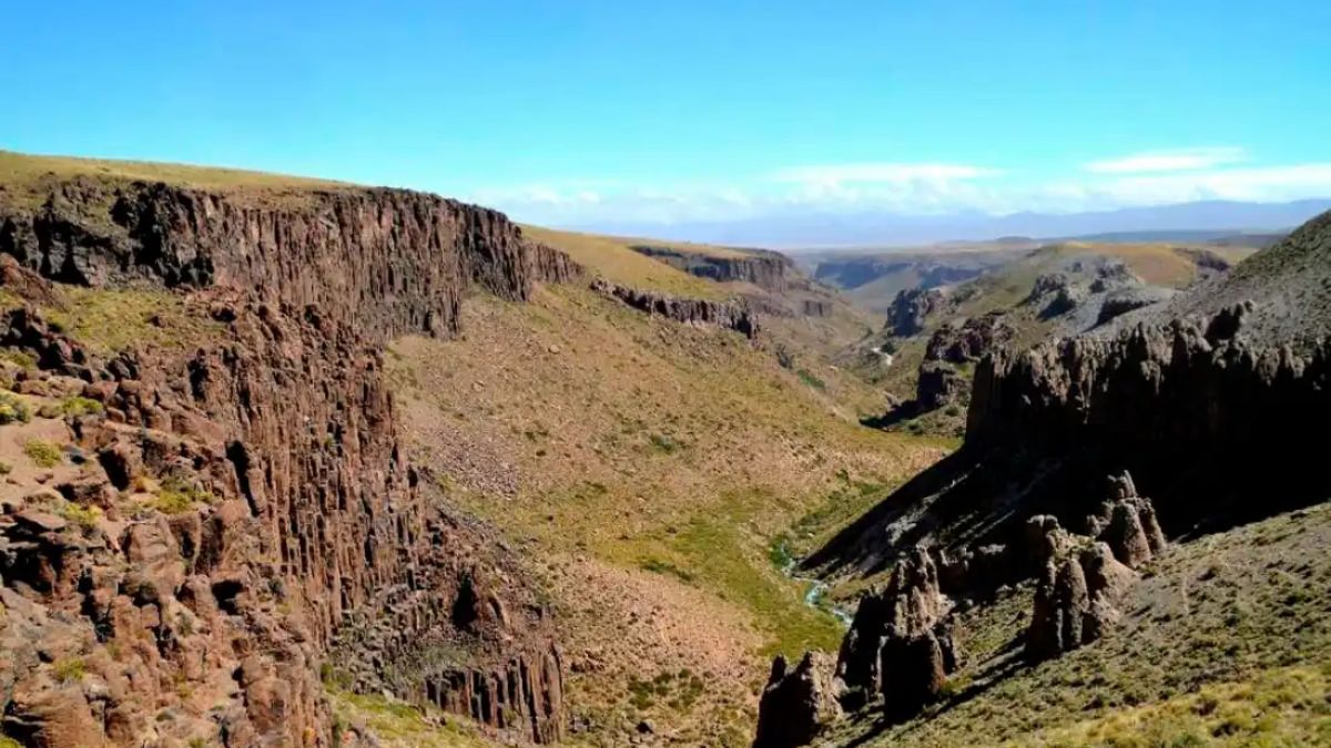 El trekking por el Área Natural Protegida Domuyo permite descubrir miradores y senderos entre montañas. El trekking por el Área Natural Protegida Domuyo permite descubrir miradores y senderos entre montañas.