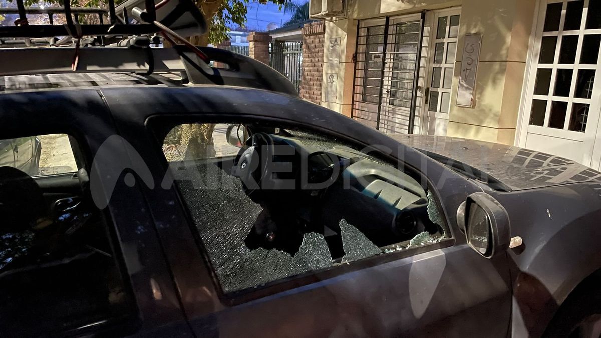 Barrio Mariano Comas: reventaron los cristales de un auto, un vecino los increpó y los delincuentes dispararon tiros al aire