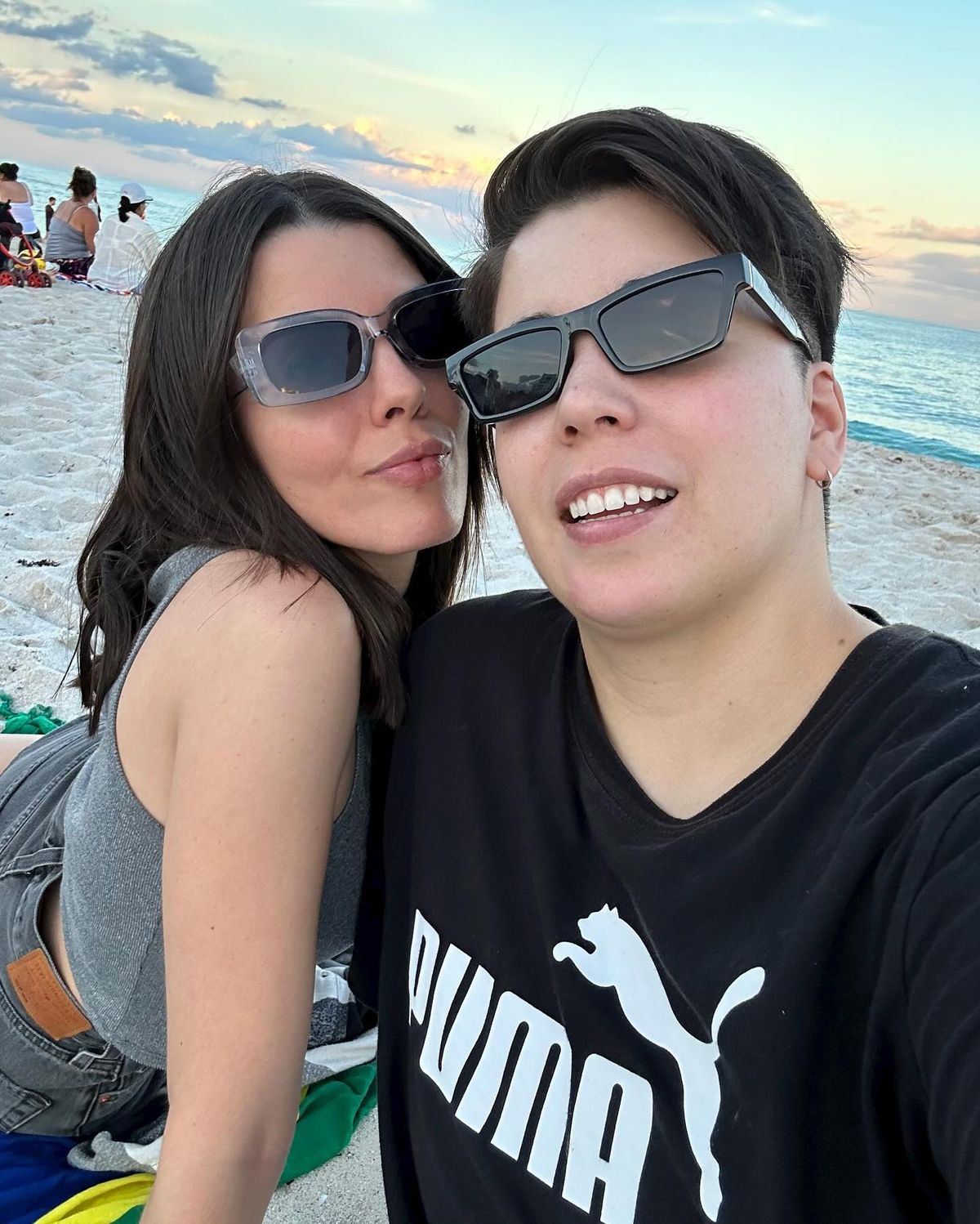 Cumbio junto a su novia. Cumbio junto a su novia.